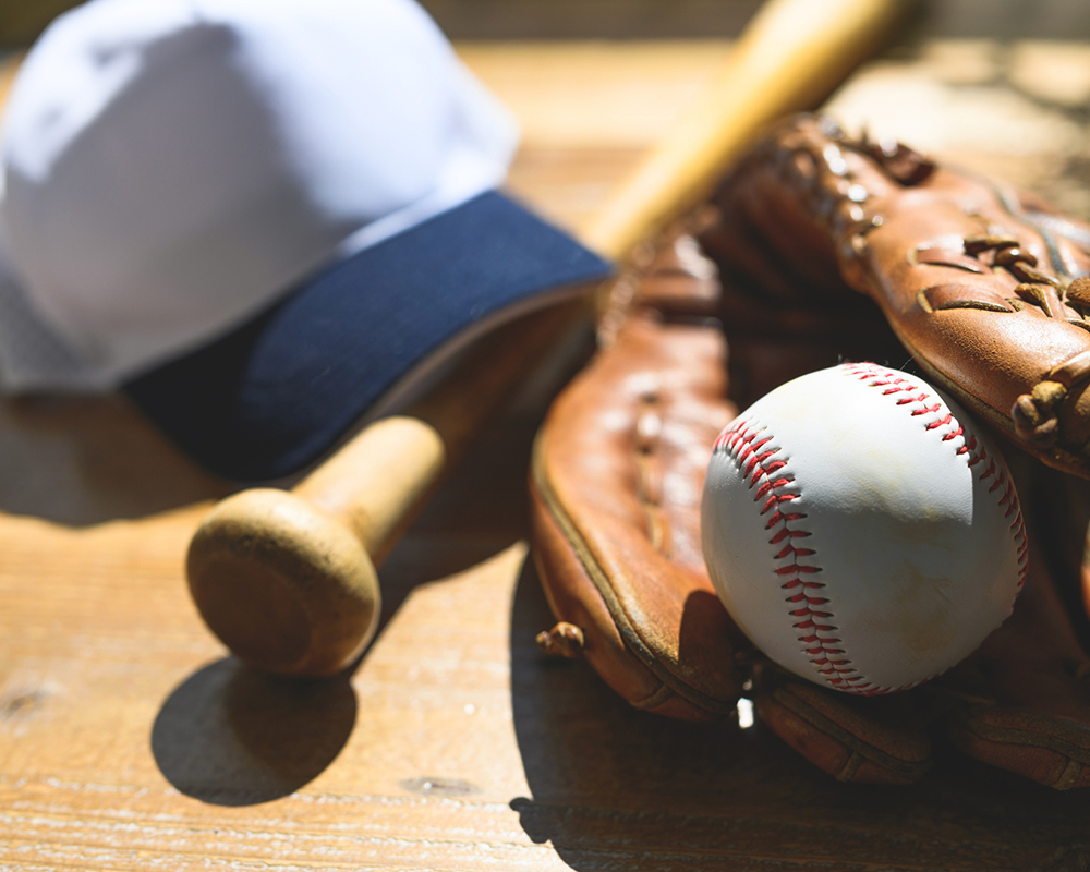 野球帽とグローブ、バット、野球の球の画像